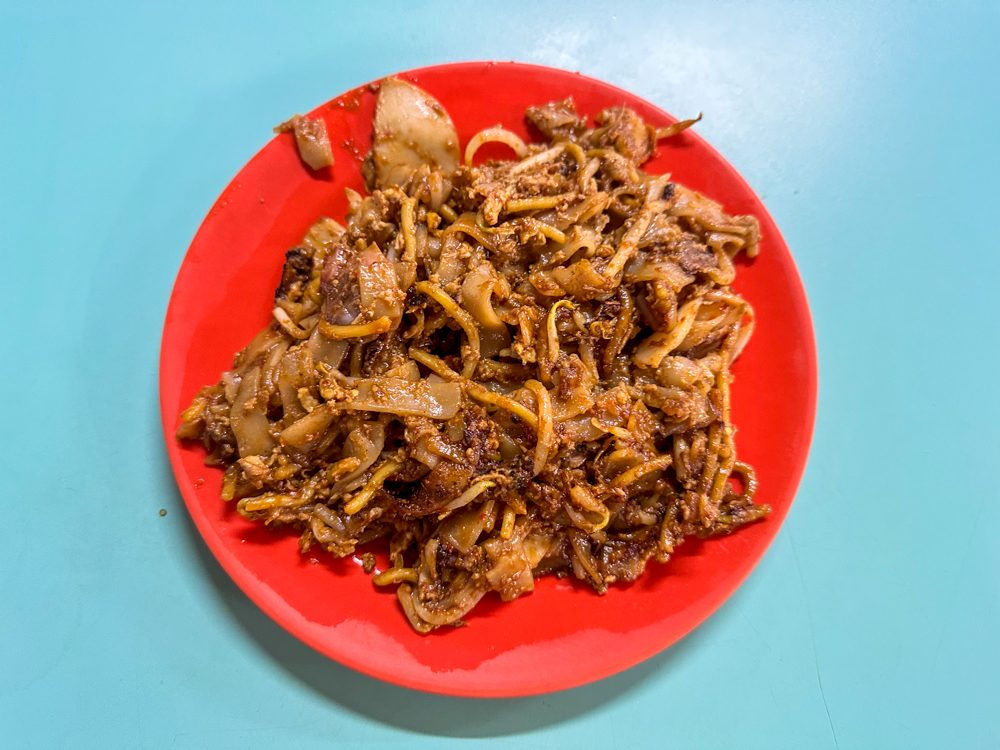 新加坡 hawker centre 一个手机正在拍摄炒粿条——曾经 Burpple Tastemaker 的日常姿势